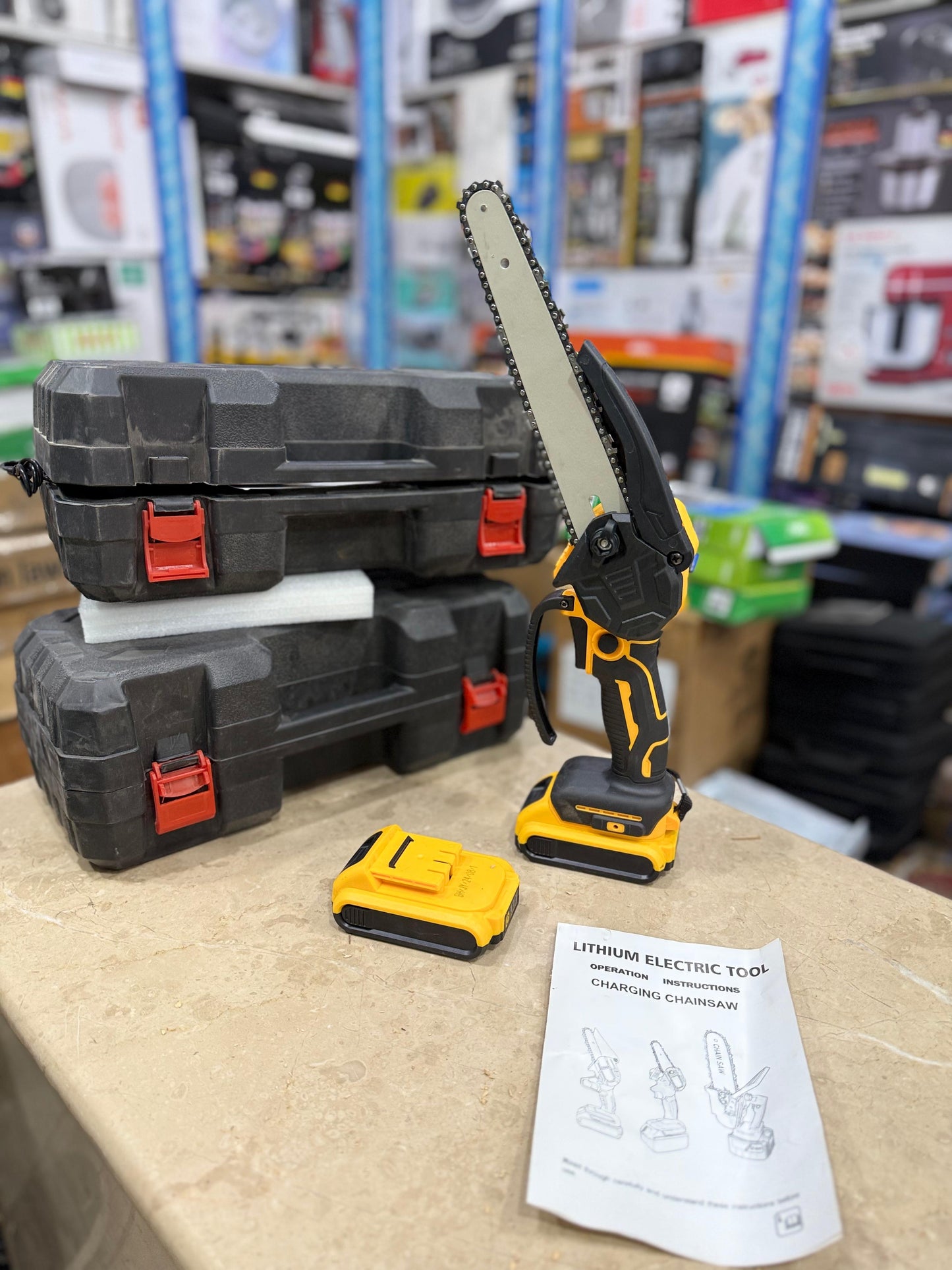 Rechargeable chainsaw 48v 2 buttery