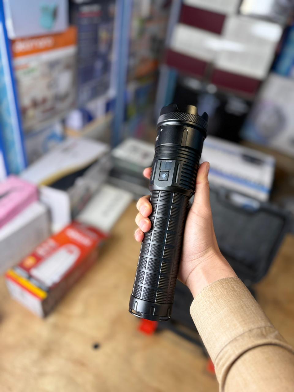 Zoom white laser flashlight