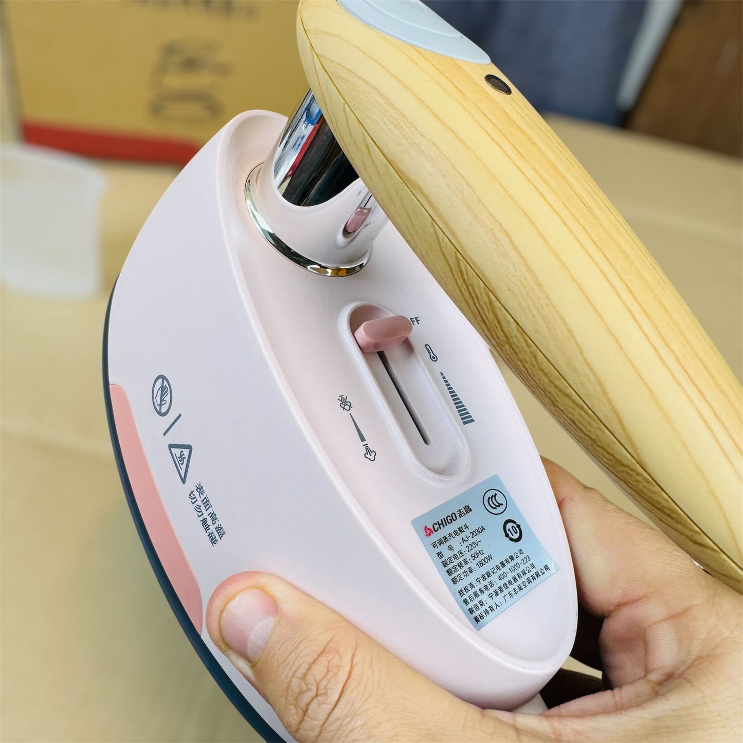 CHIGO hand held steam iron
