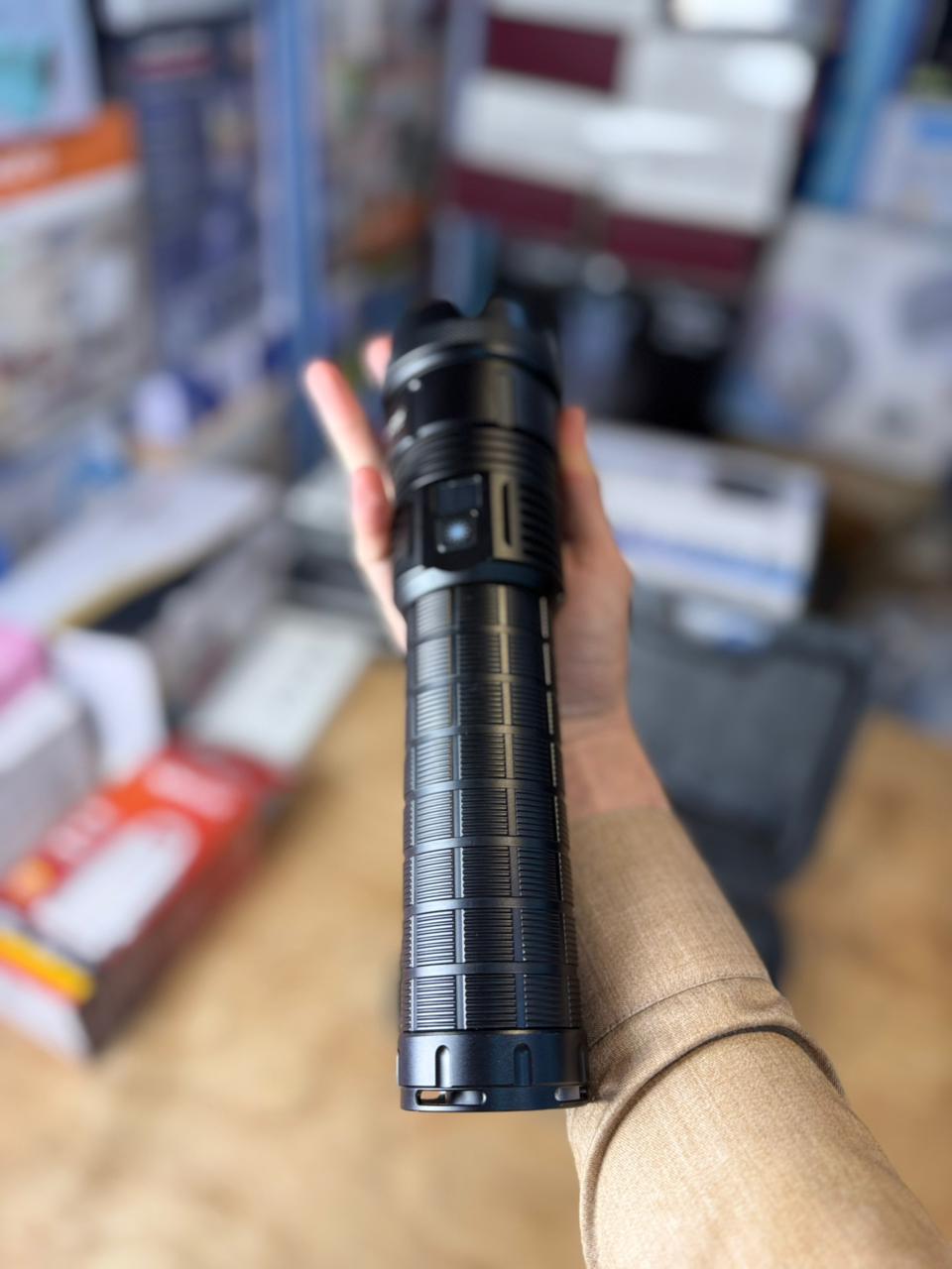 Zoom white laser flashlight