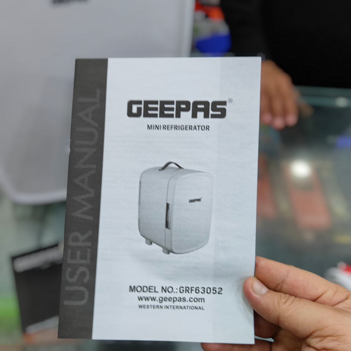 Geepas mini fridge 12v & 220w