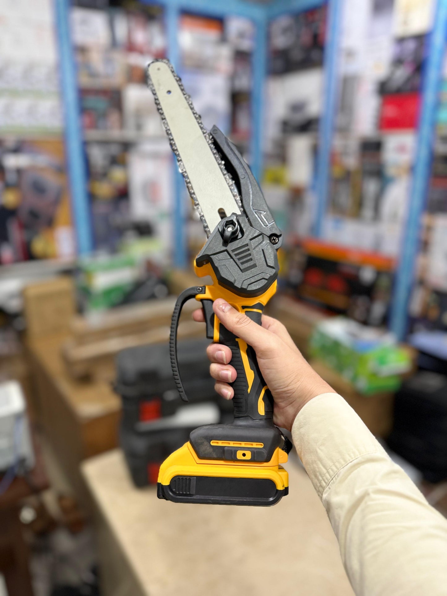 Rechargeable chainsaw 48v 2 buttery